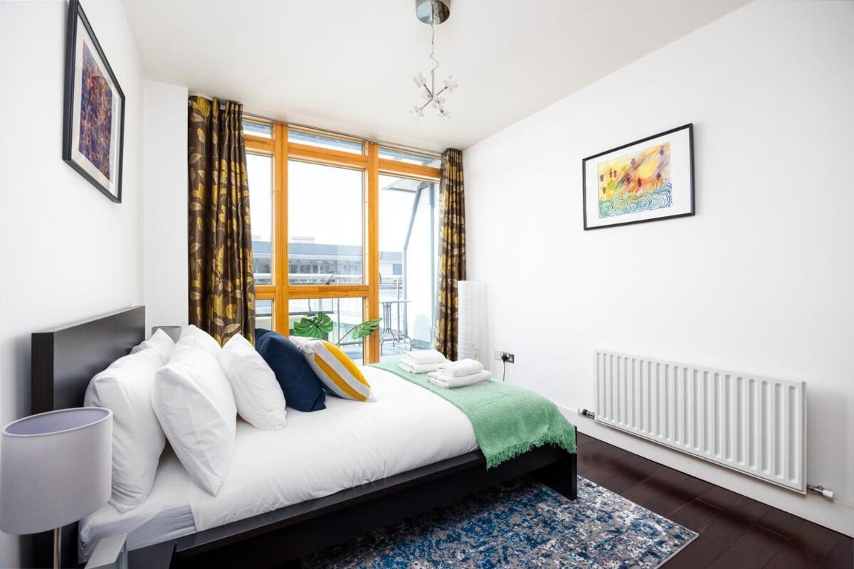 2br Balcony, Plants & Electric Piano Apartment